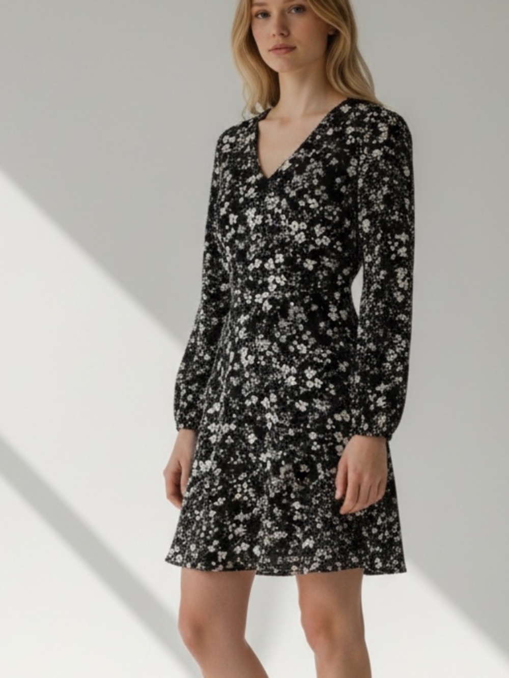 Old Navy Black & White Floral Long Sleeve Swing Mini Dress Size Medium